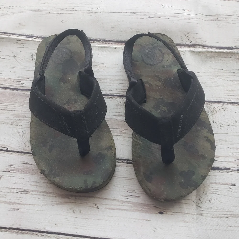 Volcom dark camo flip flop sandals little kids size 11